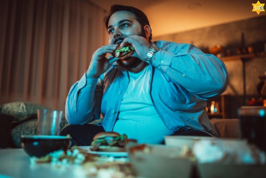 Bấm Huyệt Giảm Cân Có Hại Không? Giải Mã Hiệu Quả Và Rủi Ro Khi Giảm Mỡ Bụng Tại Nhà